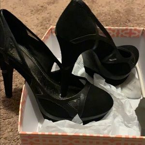 Black sued shoe by Gianni Bini